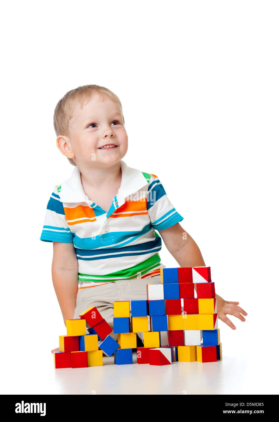 Kind spielt Klötzchen isoliert auf weißem Hintergrund Stockfoto