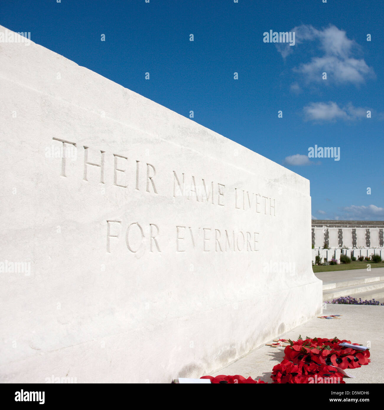 Stein der Erinnerung, Tyne Cot British Cemetery, Passchendaele, Zonnebeke, West-Flandern, Belgien Stockfoto