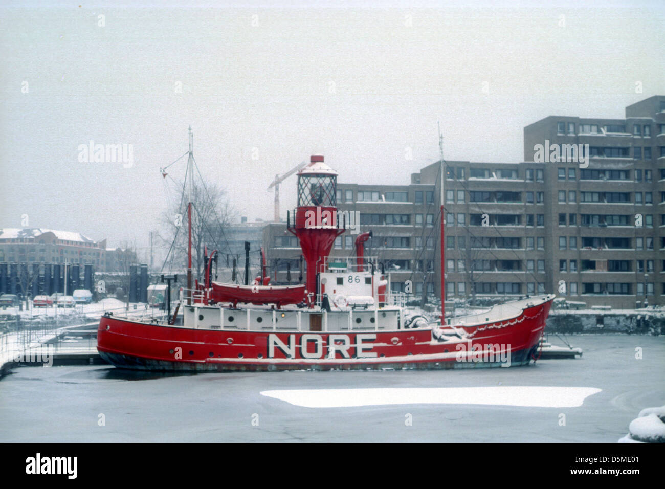 Rot Nore Feuerschiff vertäut in Schnee und Eis am St Katherines Dock in London Stockfoto