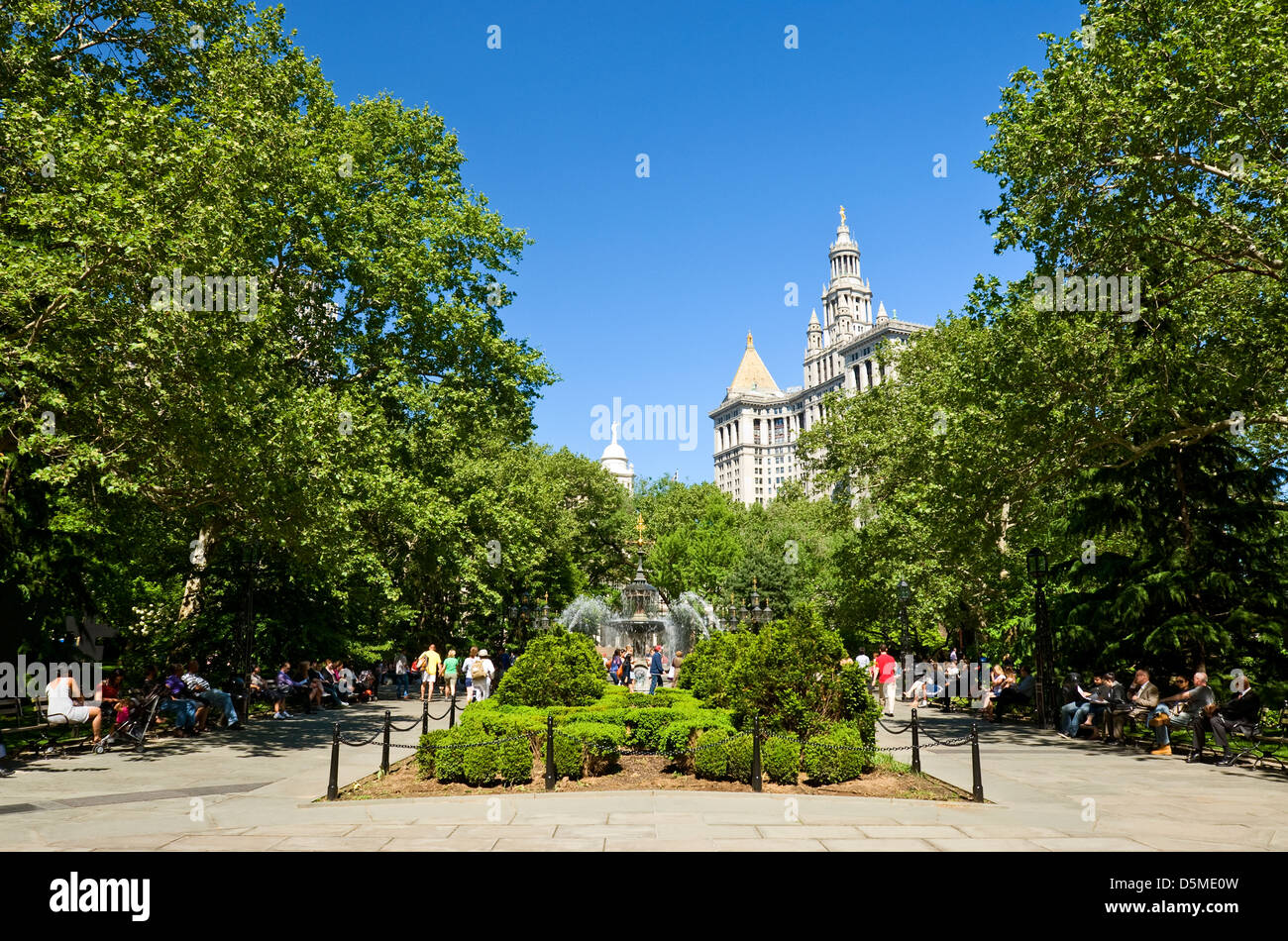 City Hall Park mit Springbrunnen und Manhattan Municipal Building im Hintergrund, New York City. Stockfoto