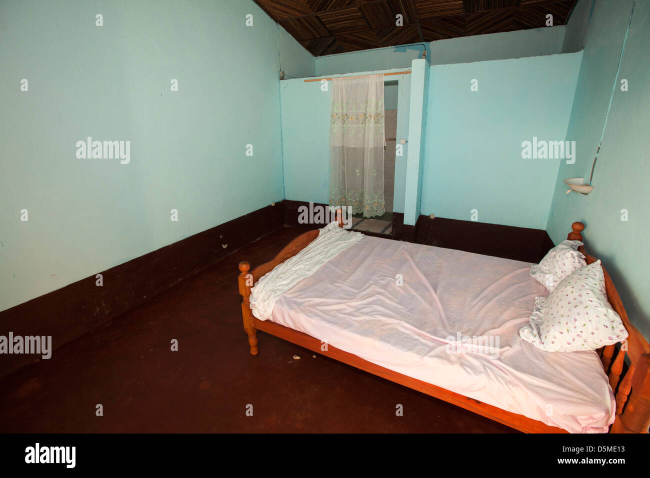 Madagaskar, Ankify, Marina Hotel spärlich möbliert Schlafzimmer Stockfoto