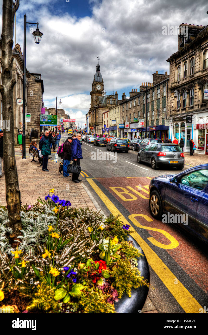 Main Street Kendal, Cumbria, UK, England Hauptstraße High Street Läden und Shopper Stockfoto