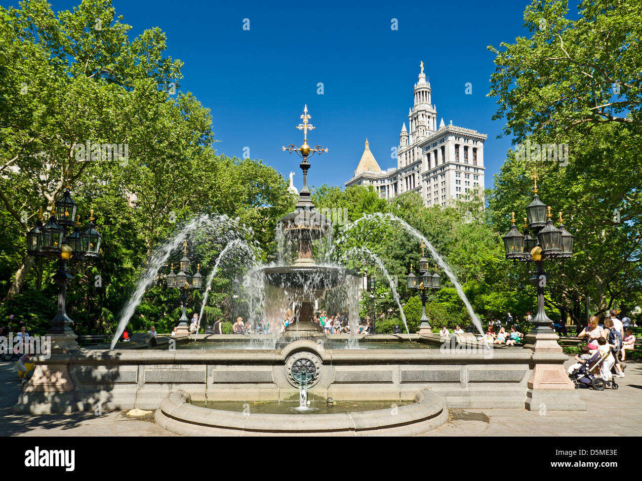 City Hall Park mit Springbrunnen und Manhattan Municipal Building im Hintergrund, New York City. Stockfoto