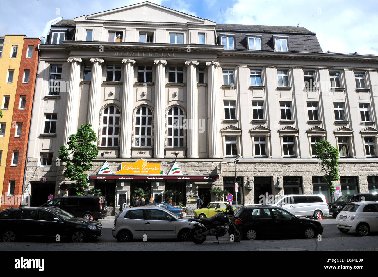 Atmosphäre außerhalb Meistersaal wo U2 filmt. Berlin, Deutschland - 03.05.2011 Stockfoto