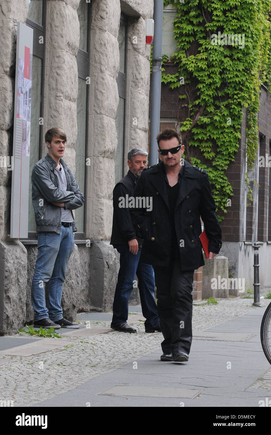 Bono Vox von U2 außerhalb Meistersaal, wo der Sänger mit seiner Band filmt. Berlin, Deutschland - 03.05.2011 Stockfoto