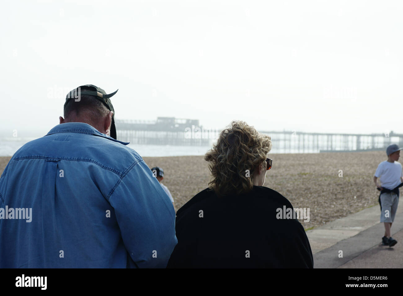 Paare, die zusammen Pier nebligen Tag bewölkt Stockfoto