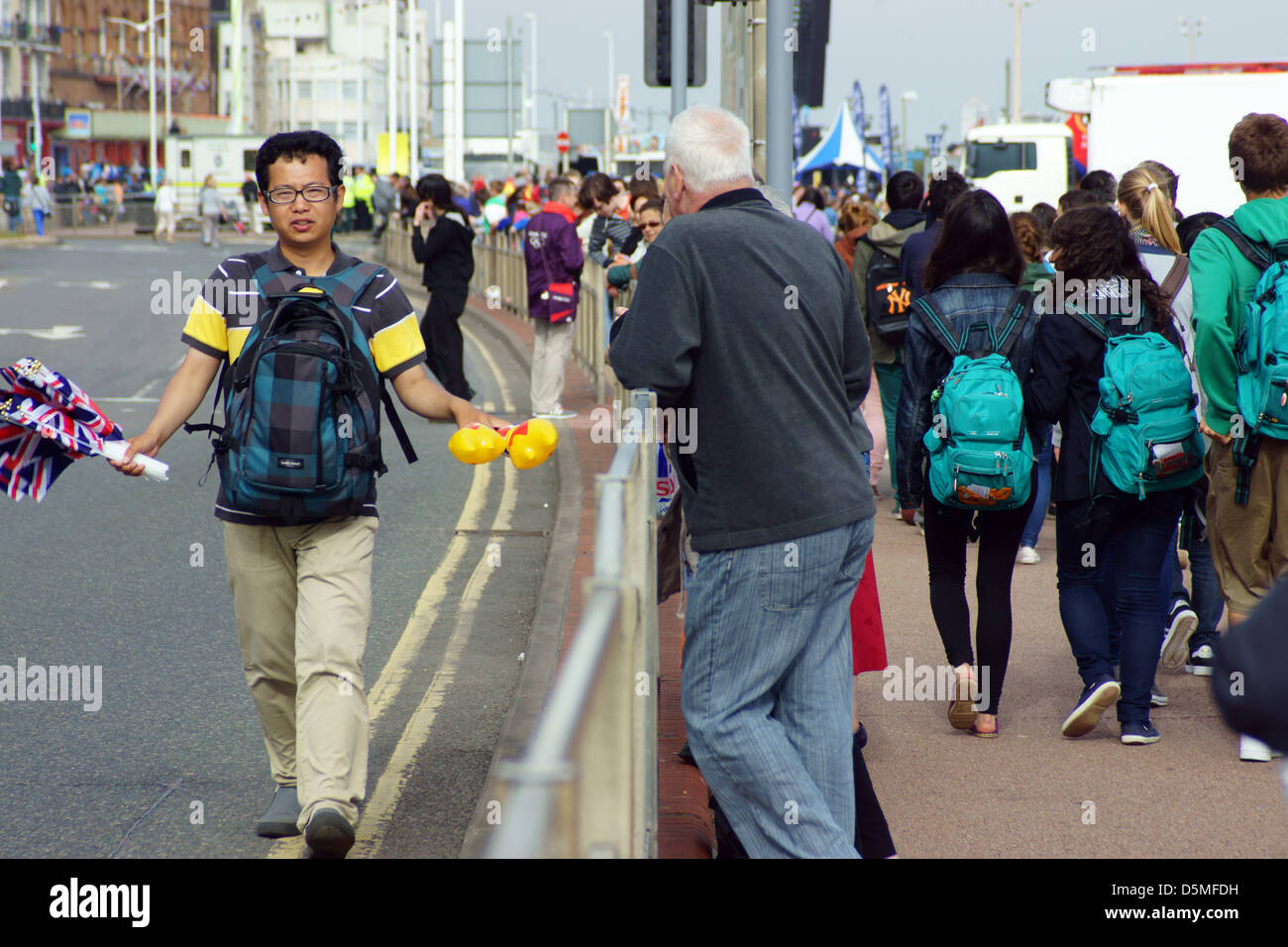 Verteilen von Fahnen Passanten von Studenten zu Fuß auf der Straße Mann Union Jack Flagge kaufen verkaufen Stockfoto