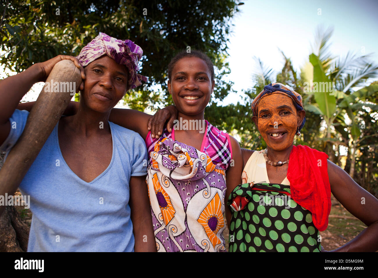 Madagaskar, Nosy Be, Anjiamarango, drei Angeln Dorffrauen Stockfoto