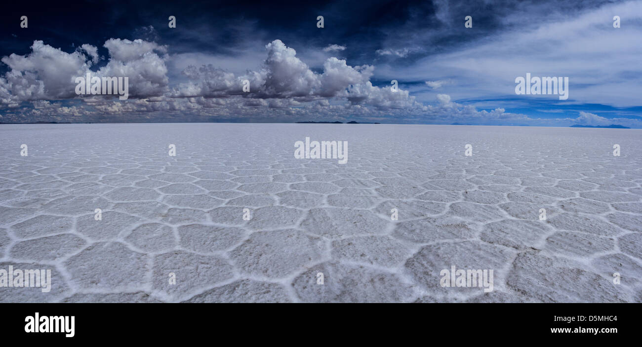 Eine geschwungene Mittag Aussicht auf dem jenseitigen Salzsee in Uyuni, Bolivien, zeigt das berühmte Wabenmuster. Stockfoto