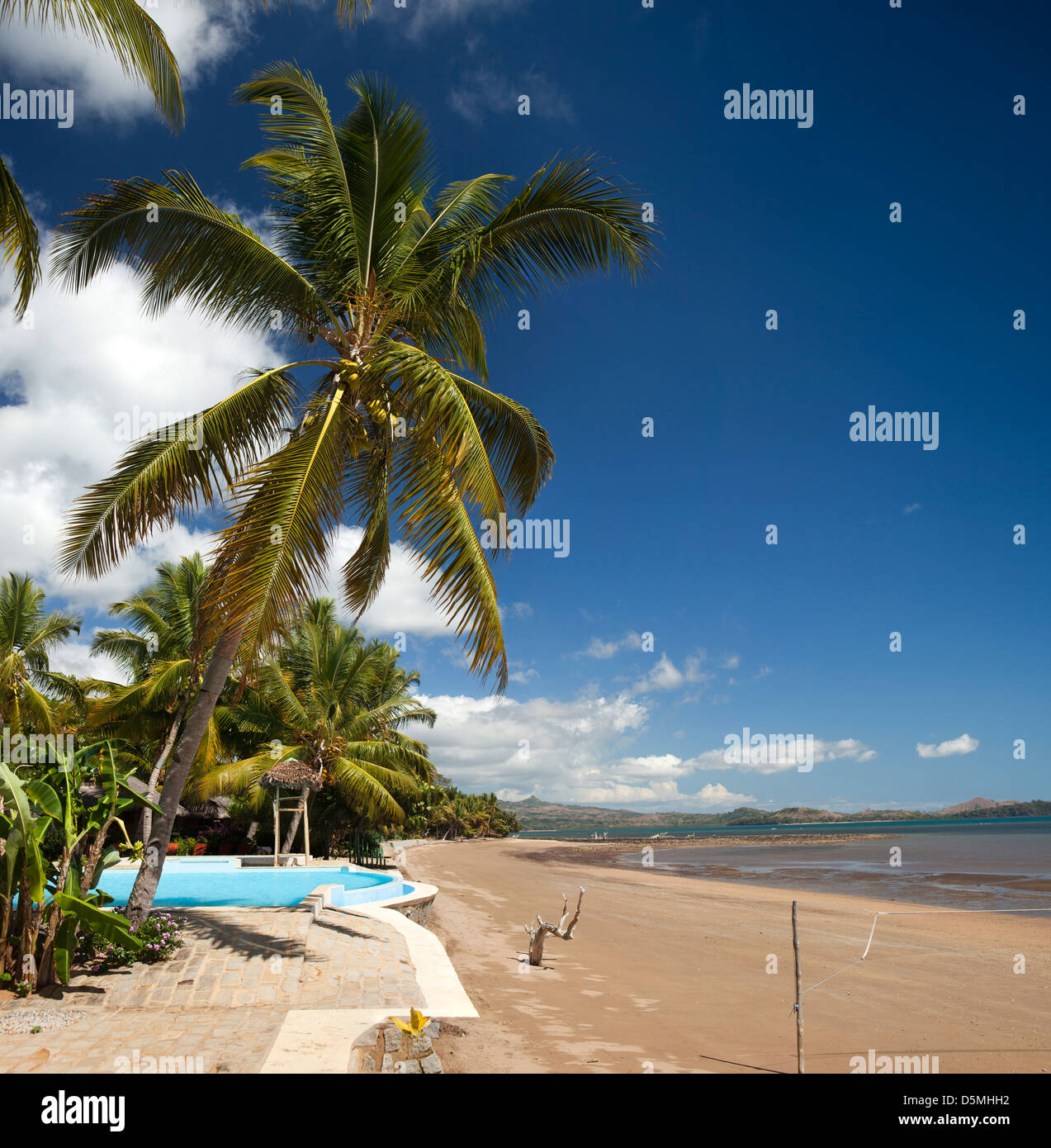 Madagaskar, Nosy Be, Anjiamarango Strand Resort Pool mit Blick auf Befotaka Bay Stockfoto