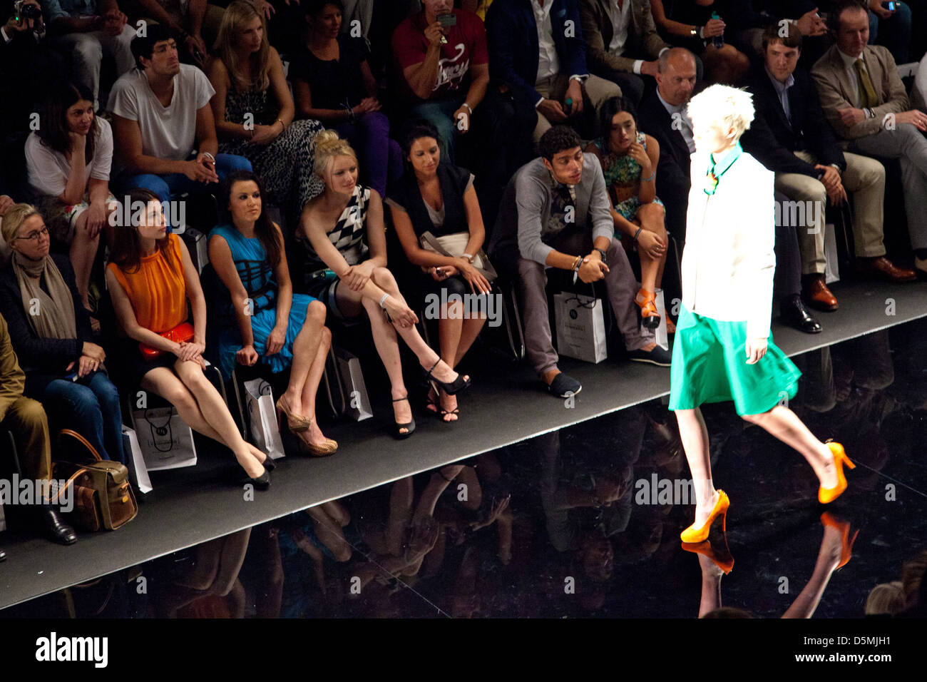 Atmosphäre auf der Mercedes-Benz Fashion Week Berlin Frühjahr/Sommer 2012 - P & C Designer For Tomorrow veranstaltet von Marc Jacobs bei Stockfoto