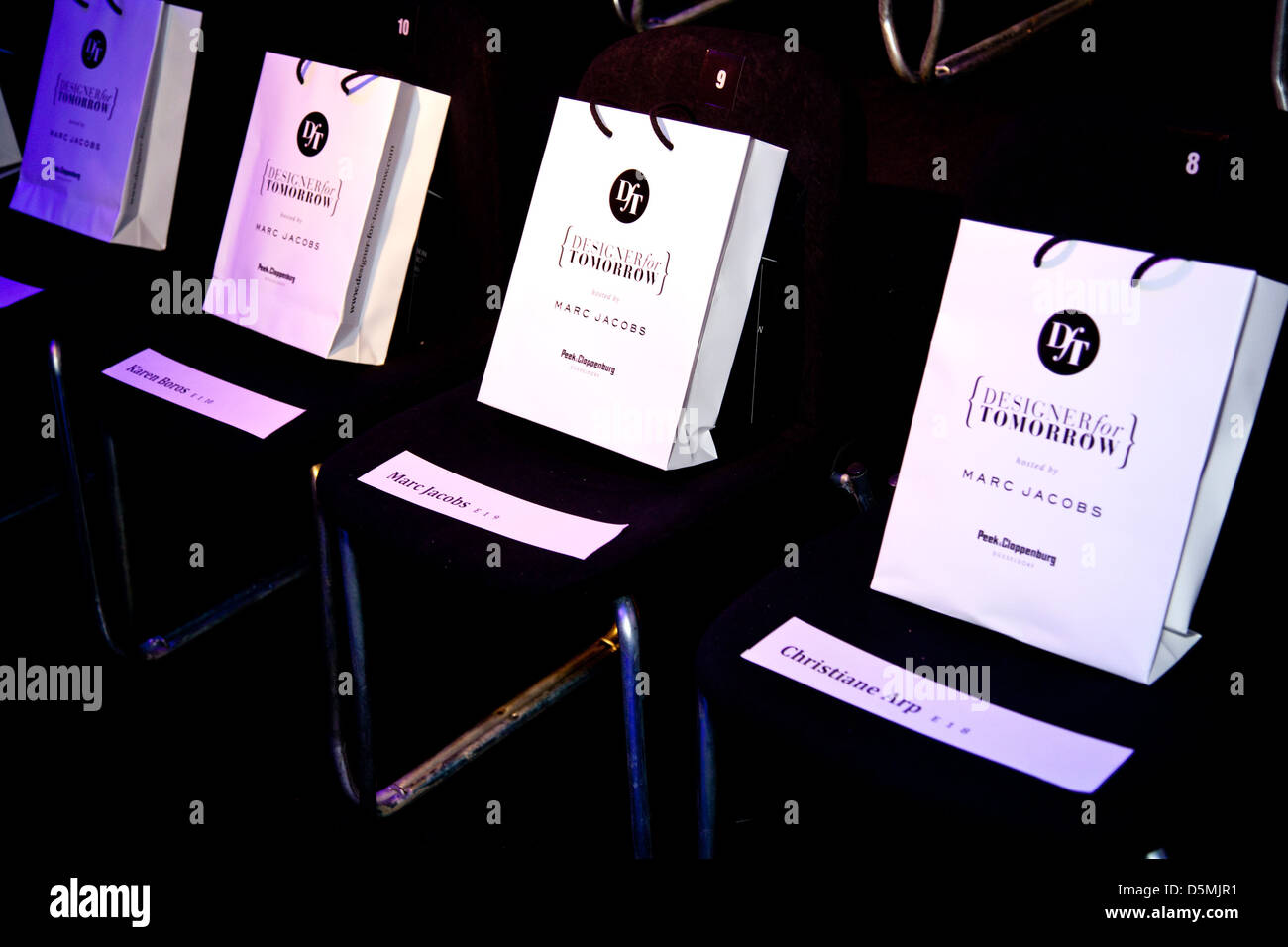 Atmosphäre im Mercedes-Benz Fashion Week Berlin Frühjahr/Sommer P & C Designer For Tomorrow veranstaltet von Marc Jacobs bei Stockfoto