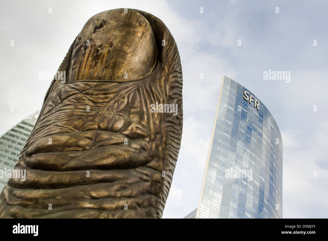 "Le Pouce" Skulptur von Cesar Baldaccini, in La Defense, einem großen corporate Park in Paris. Stockfoto