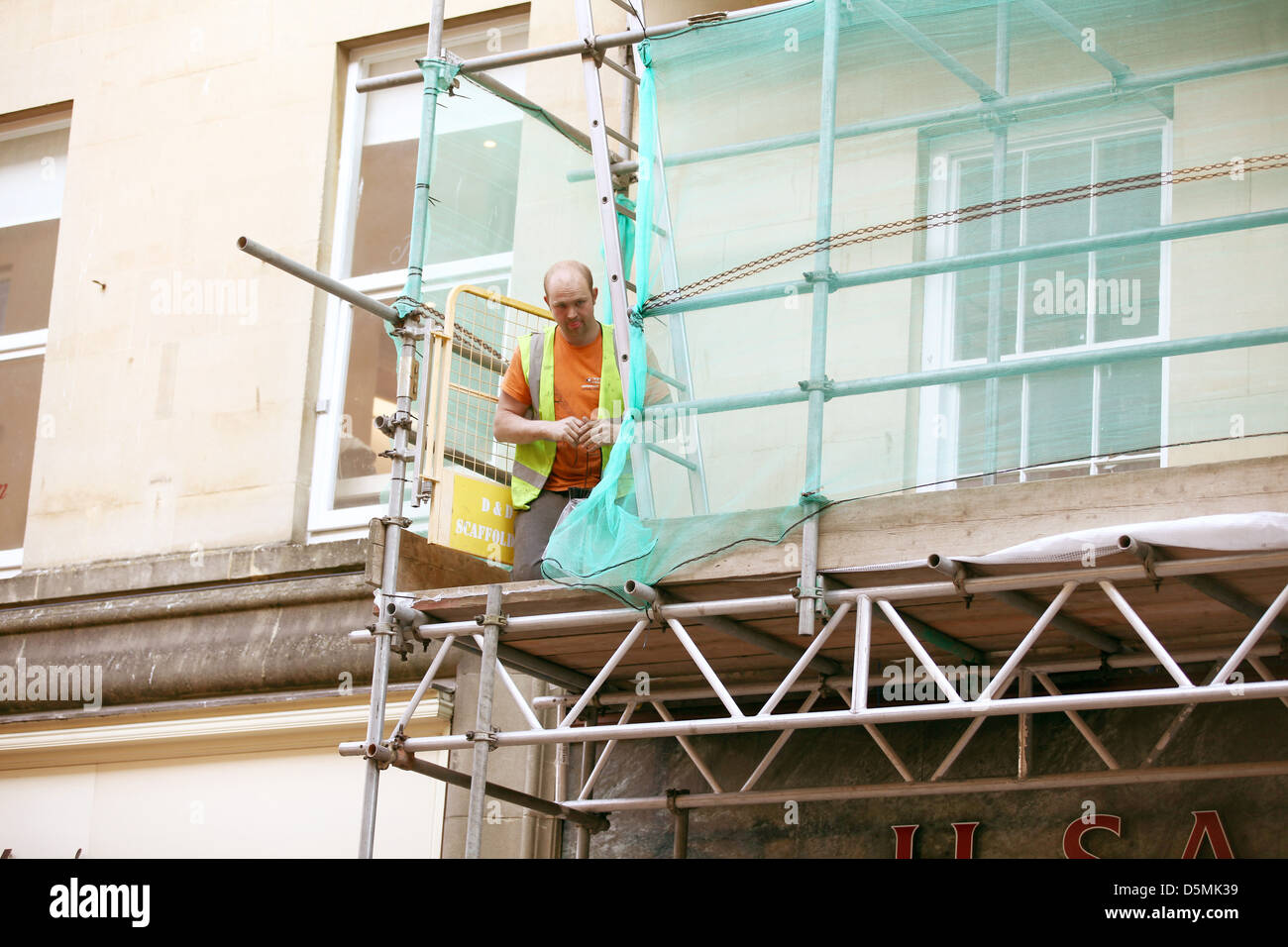 Gerüstbauer am Arbeitsplatz ohne alle erforderliche Schutzausrüstung arbeiten in großen Höhen in einer offenen Tor Lage, Bad April 2013 Stockfoto