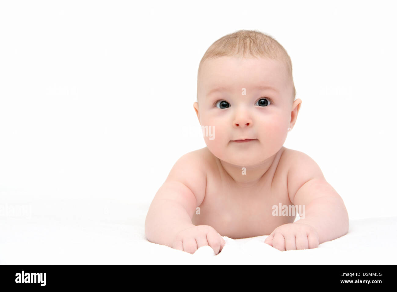 Schönes glückliches Baby liegt auf weißen Decke Stockfoto