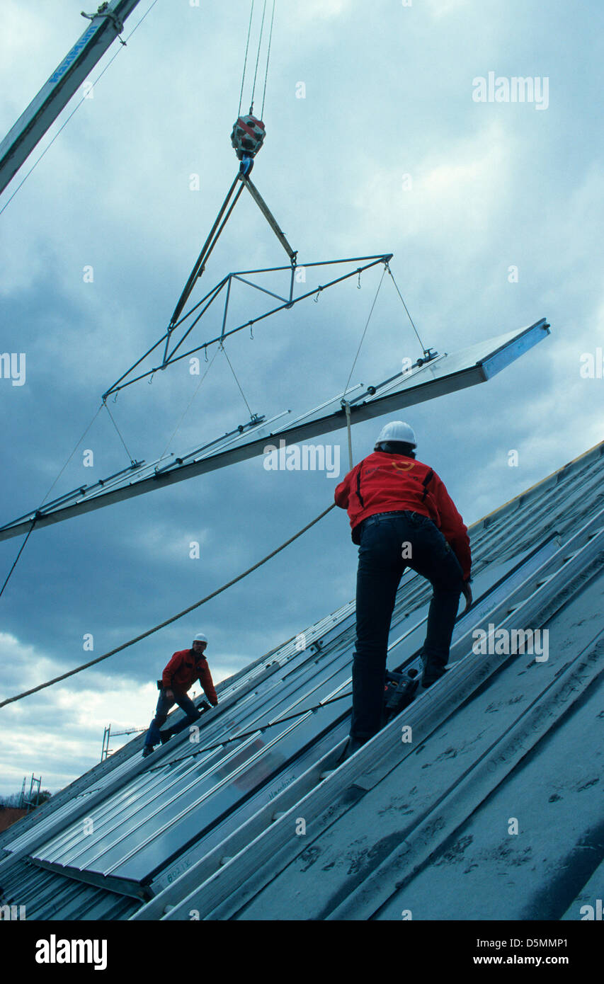 DEUTSCHLAND Hamburg Bramfeld, Installation von Solarthermie-Kollektor von Wagner Solar auf dem Dach des Stadthauses für Warmwasser, Energiewende, authentisch Stockfoto