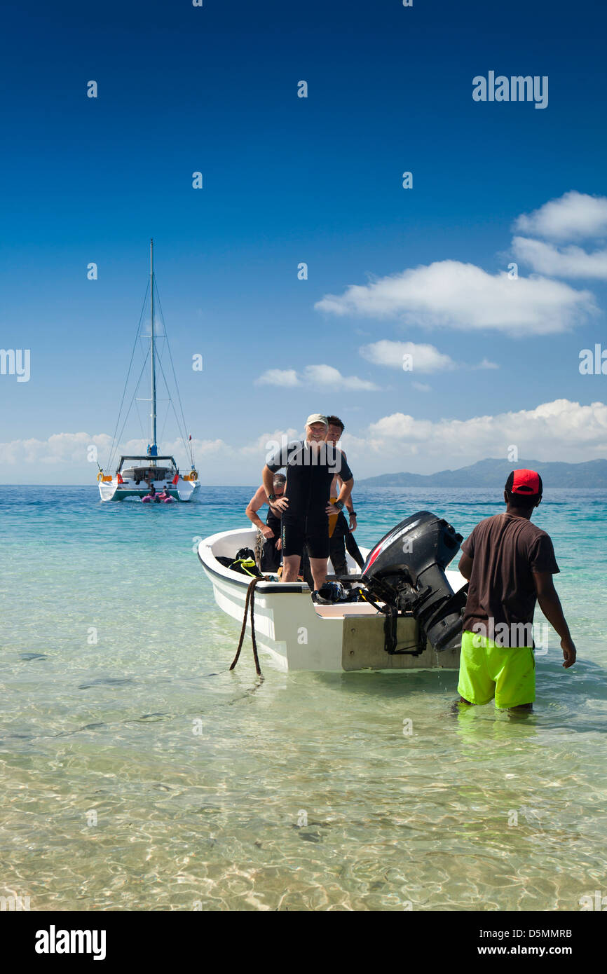 Madagaskar, Nosy Be, Nosy Tanikely Insel Taucher im Boot Ankunft am Hauptstrand, Stockfoto