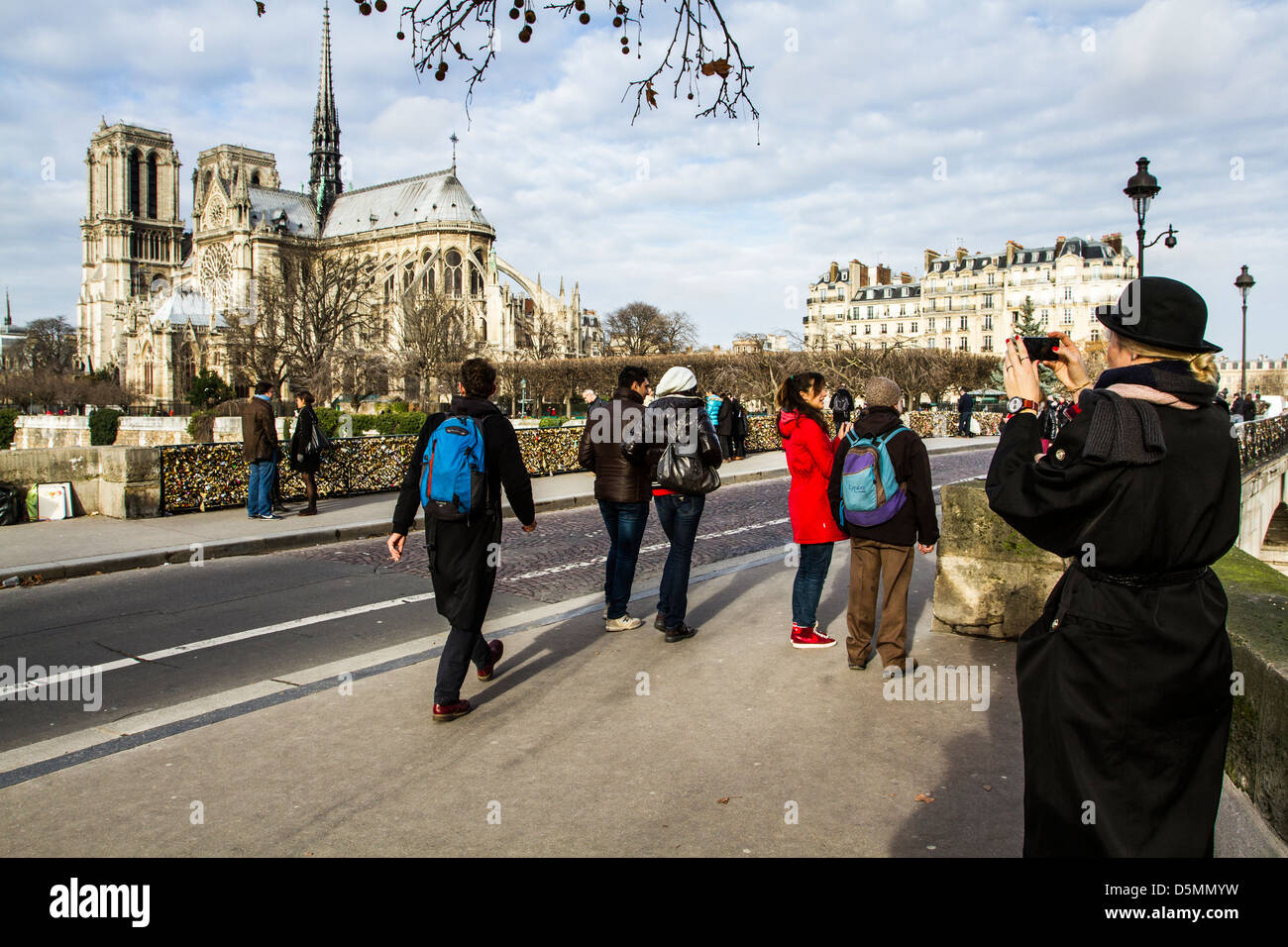 Touristen auf Pont de l'Archevêché und Notre Dame Cathedral (Cathedrale Notre Dame de Paris) im Hintergrund. Stockfoto
