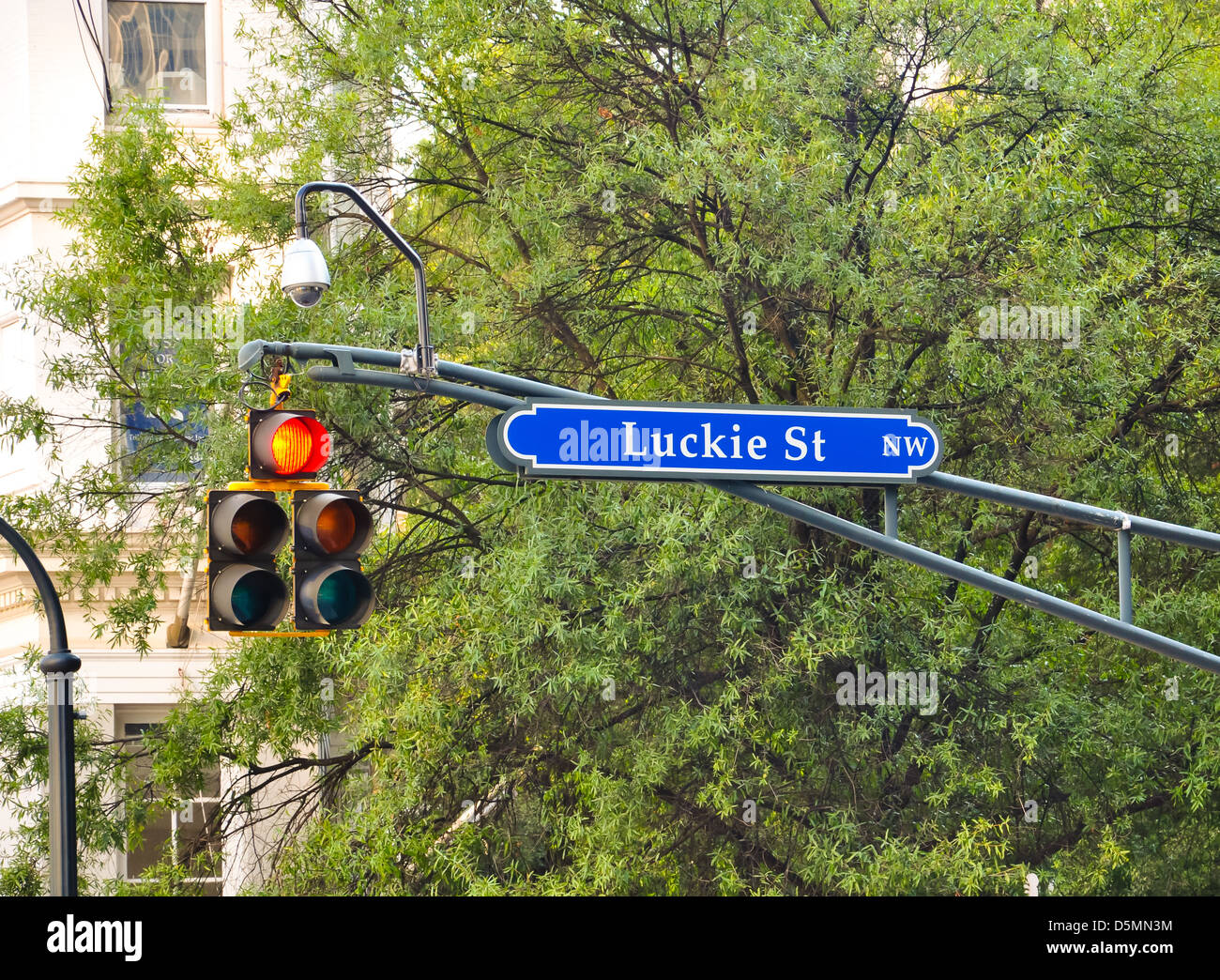 Straßenschild mit Ampel und cctv-Kamera Stockfoto