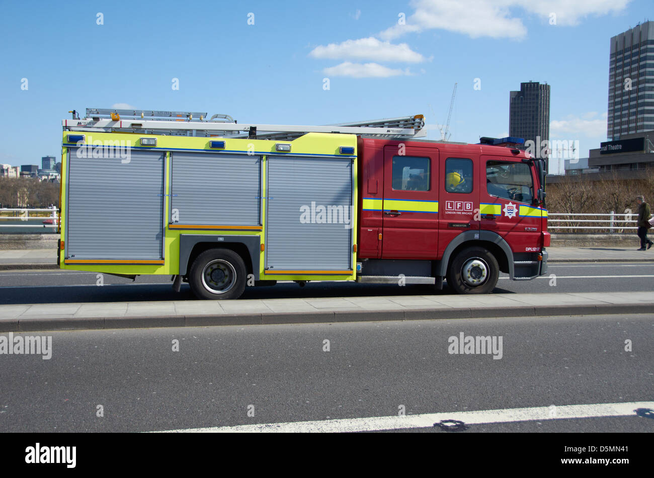 Feuerwehrauto Waterloo Brücke im Zentrum von London. Stockfoto