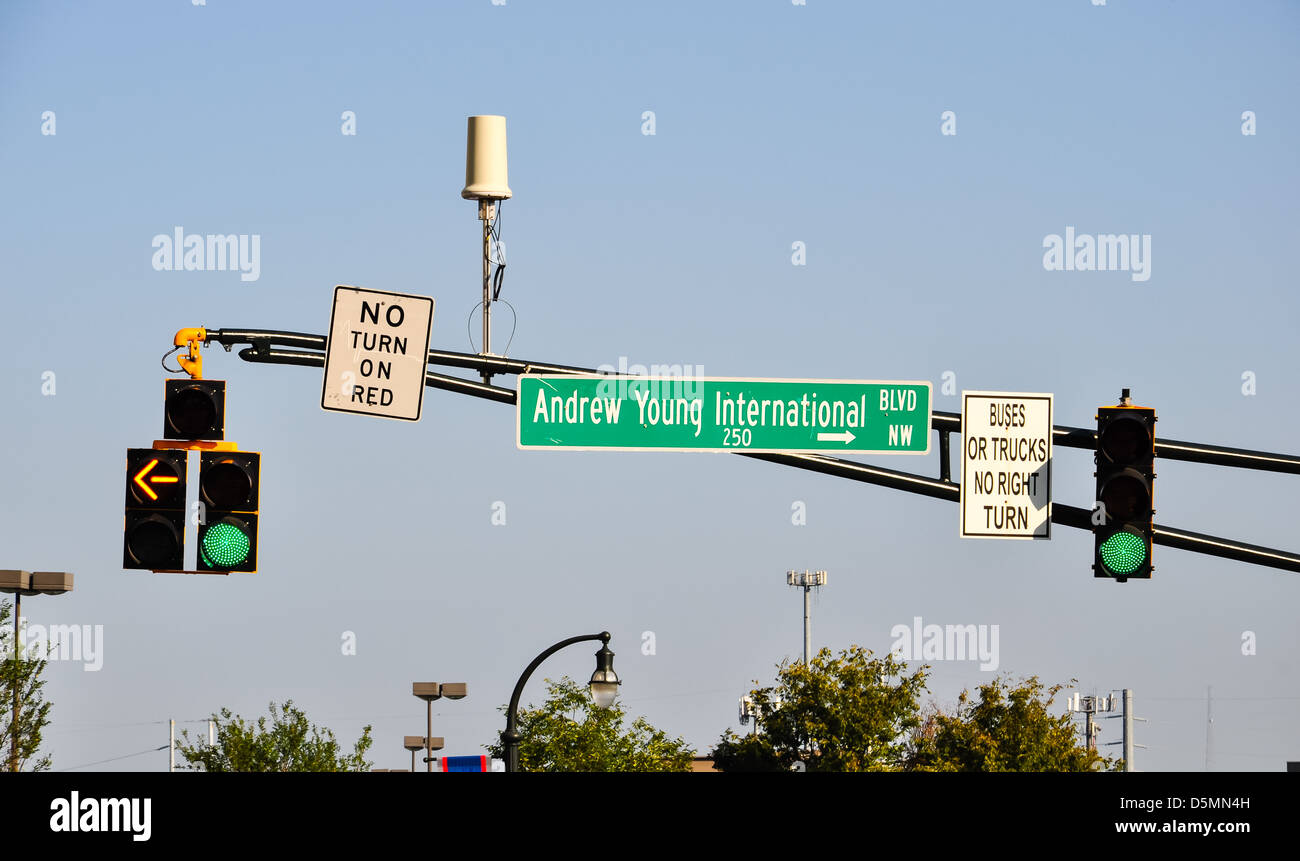 Straßenschild mit Ampel und cctv-Kamera in Atlanta, georgia Stockfoto