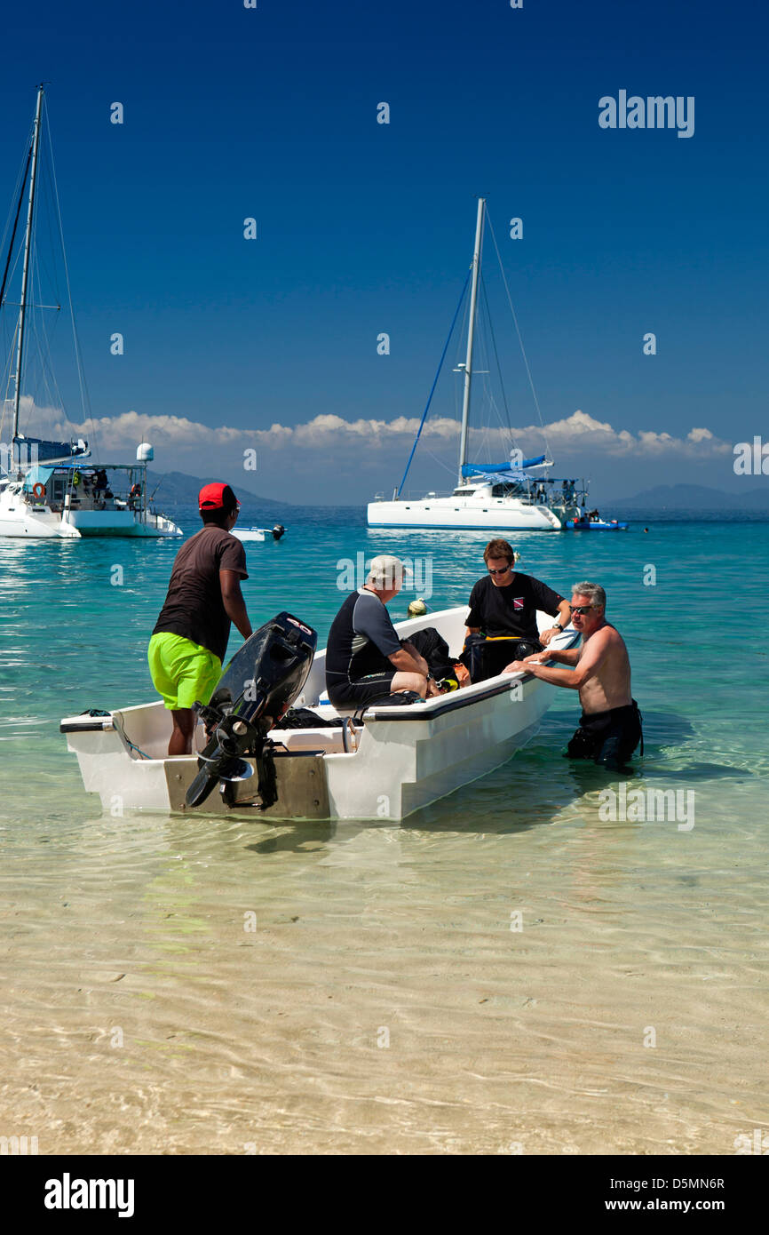 Madagaskar, Nosy Be, Nosy Tanikely Insel Taucher im Boot verlassen Hauptstrand, Stockfoto