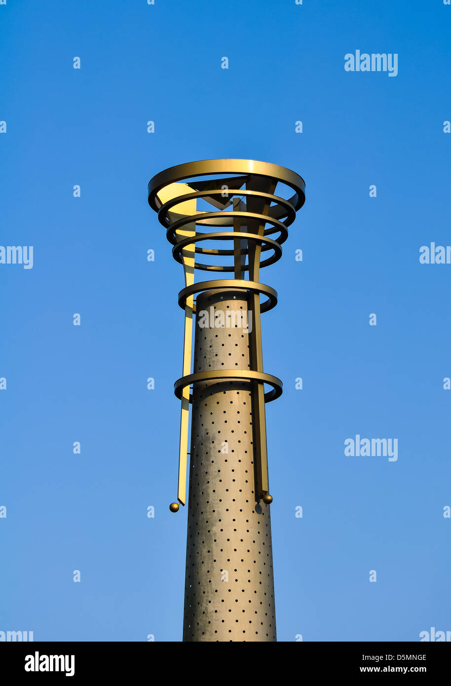 moderne Stahl geschmiedet Fackel vor blauem Himmel in atlanta Stockfoto