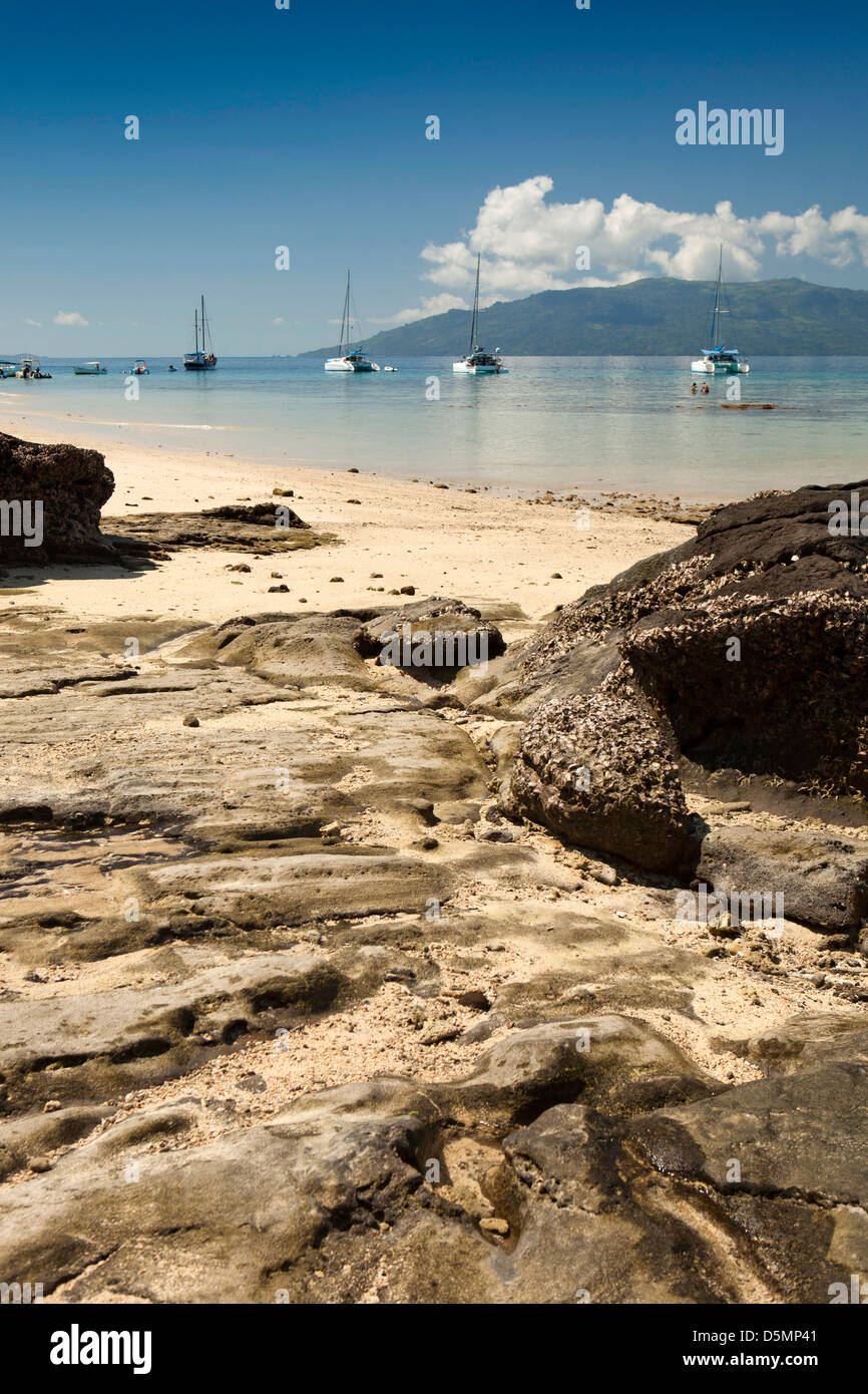 Insel Madagaskar, Nosy Be, Nosy Tanikely, Freizeitboote vertäut am Strand Stockfoto