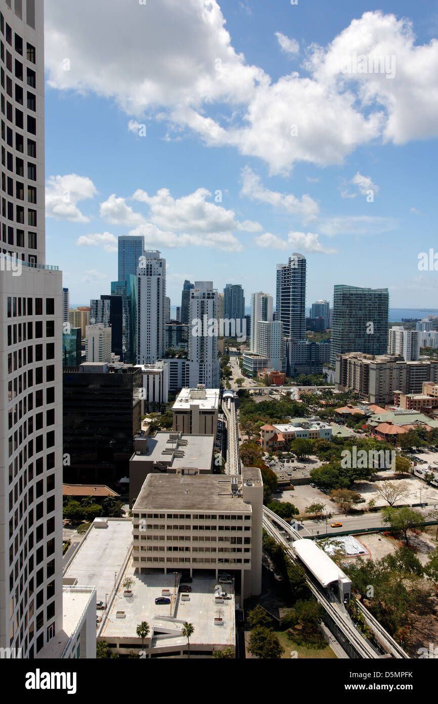 Sehen Sie unter den Türmen der Brickell, Miami, FL, USA. Stockfoto