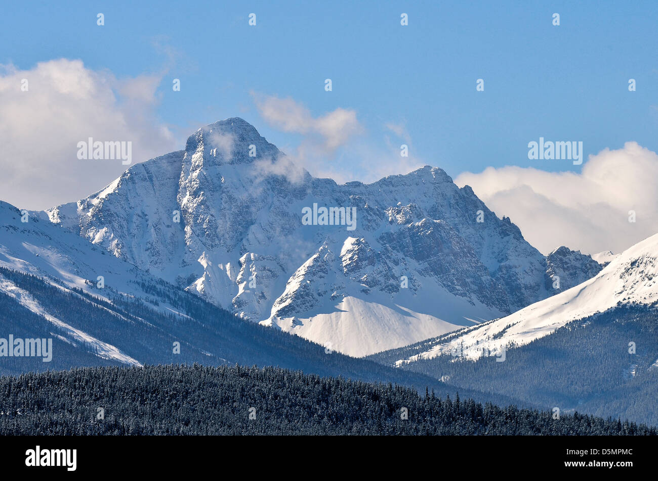 Mount Fitzwilliam überragt andere schneebedeckte Bergketten in der Nähe von Patrice Lake im Jasper National Park, Stockfoto