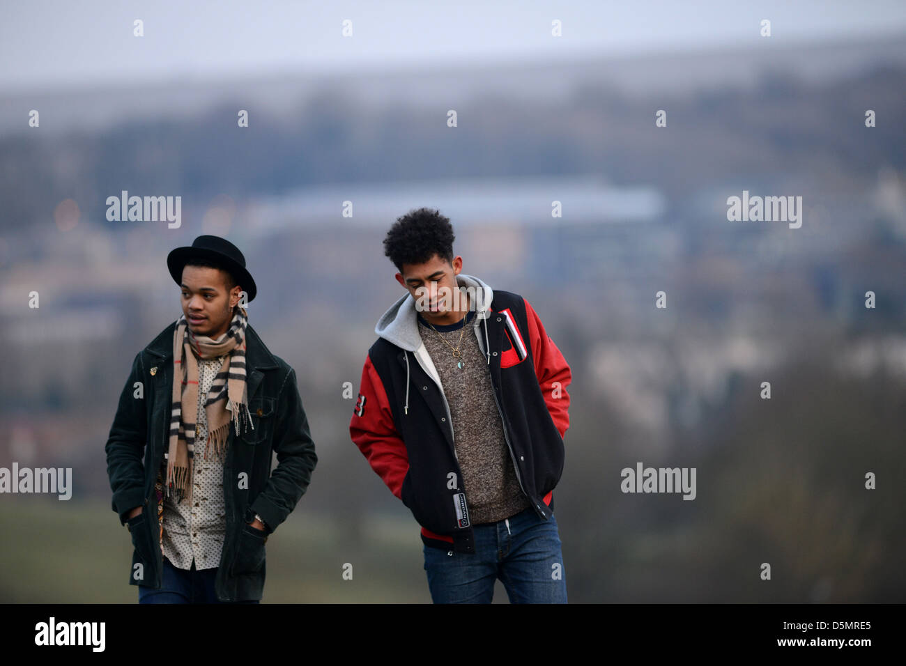 Jordan und Harley von Rizzle Kicks in Stanmer Park, Brighton, East Sussex, UK abgebildet. Stockfoto