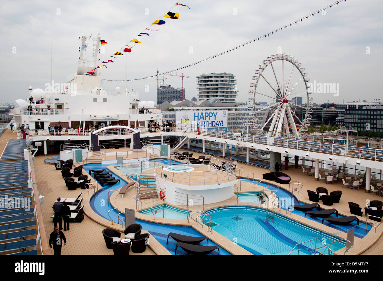 Pool Deck Beim Start Der Mein Schiff 2 Am Hafen Hamburg