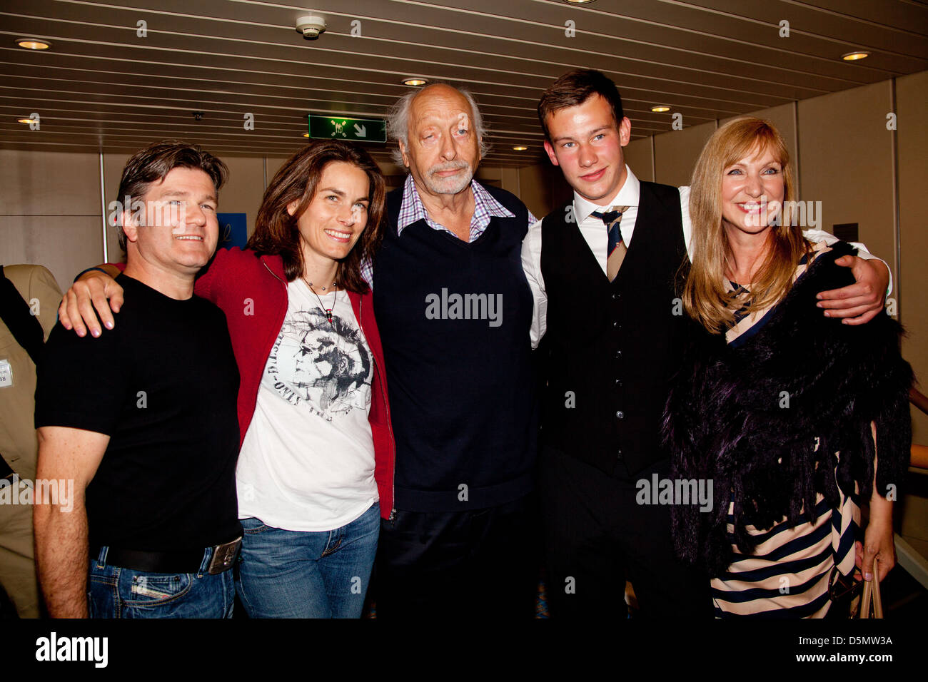 Jovan und Janina Nenadic, Karl Dall, Pelle Pettker und Sabine Kaack auf