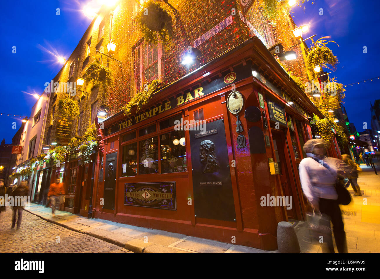 DUBLIN, Irland - APR 1: Nacht Straßenszene in Dublin, Irland Temple Bar Altstadt am 1. April 2013. Stockfoto