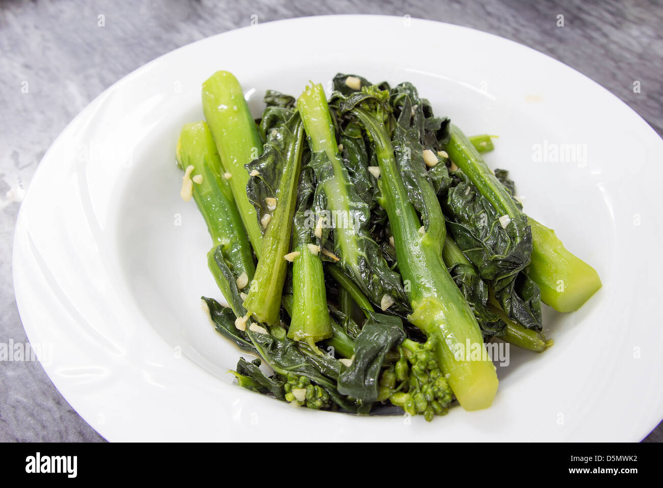 Chinesische Kailan grünes Gemüse gedünstet mit Knoblauch und Öl Stockfoto