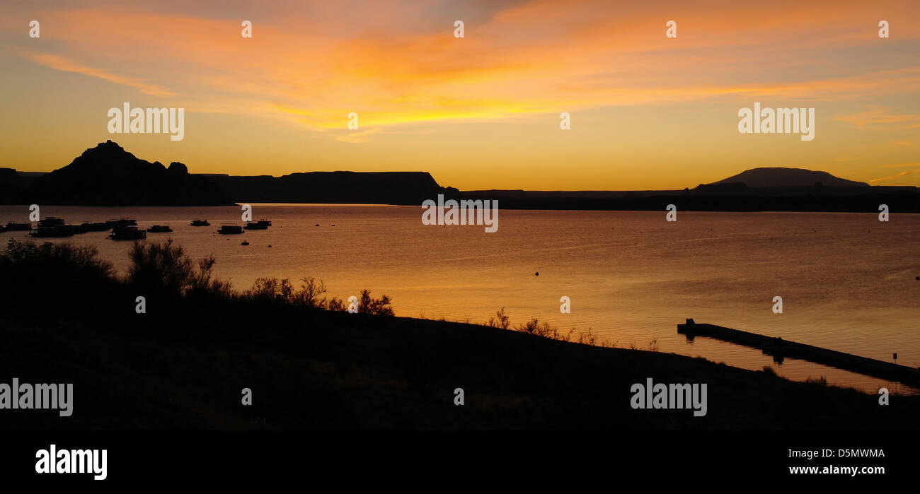 Blick vom Lake Powell Resort über Wasser, roter Sonnenaufgang Wolken über Castle Rock und Navajo Mountain, Lake Powell, Arizona, USA Stockfoto