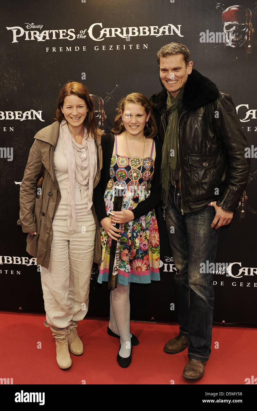 Goetz Otto mit seiner Frau Sabine und Tochter Paula bei der deutschen premiere von "Pirates Of The Caribbean - Fremde Gezeiten" auf Stockfoto