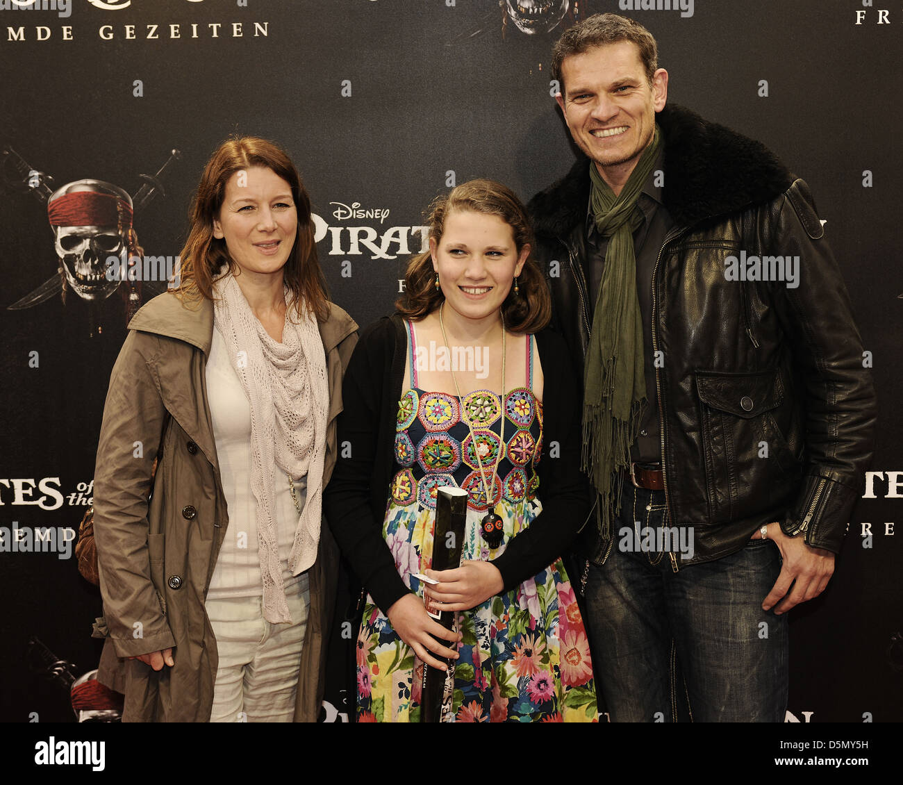 Goetz Otto mit seiner Frau Sabine und Tochter Paula bei der deutschen premiere von "Pirates Of The Caribbean - Fremde Gezeiten" auf Stockfoto
