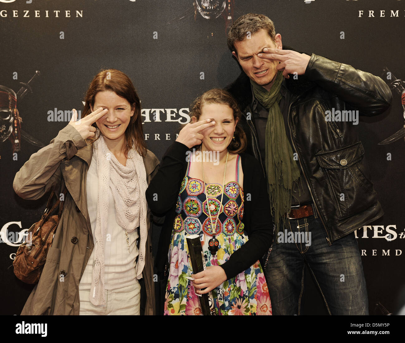Goetz Otto mit seiner Frau Sabine und Tochter Paula der Deutschland-Premiere von "Pirates Of The Caribbean - Fremde Gezeiten" Stockfoto