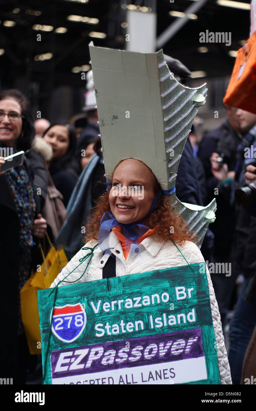 Eine Frau trägt ein Modell einer Brücke New York City als Hut in New York Citys Easter Parade Stockfoto