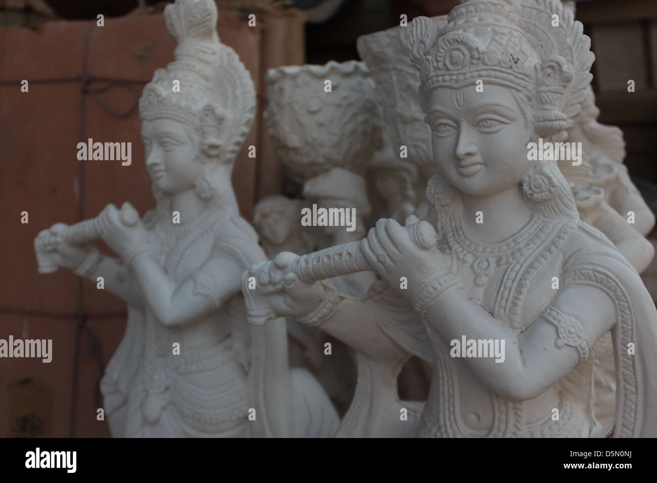 Ein Pflaster von Paris (POP) Idol des Lords Krishna ein Idol-Macher-Siedlung in Ahmedabad, Gujarat, Indien. Stockfoto