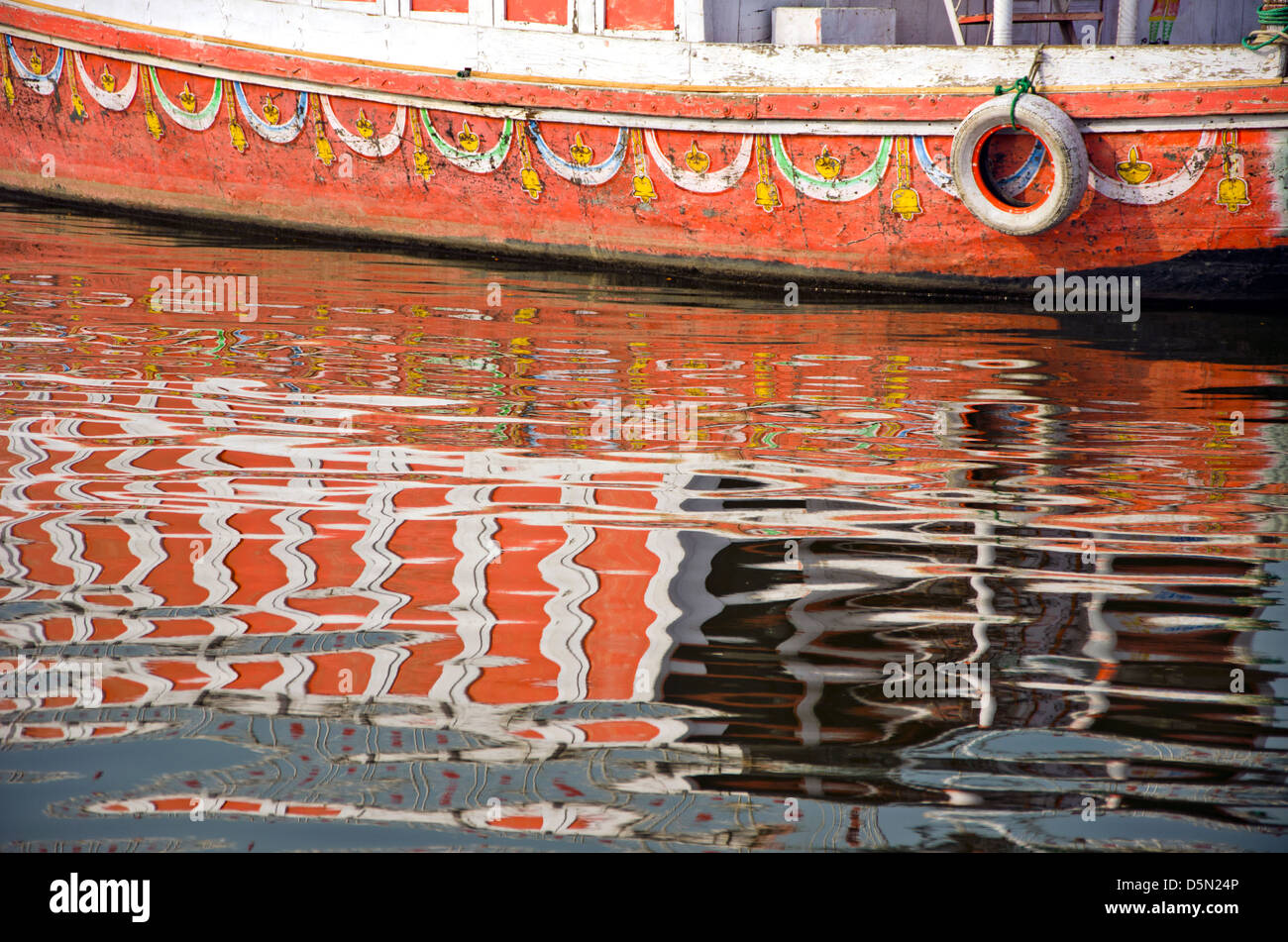 Boot-Fragment und Reflexionen am heiligen Fluss Ganges in Varanasi, Indien Stockfoto