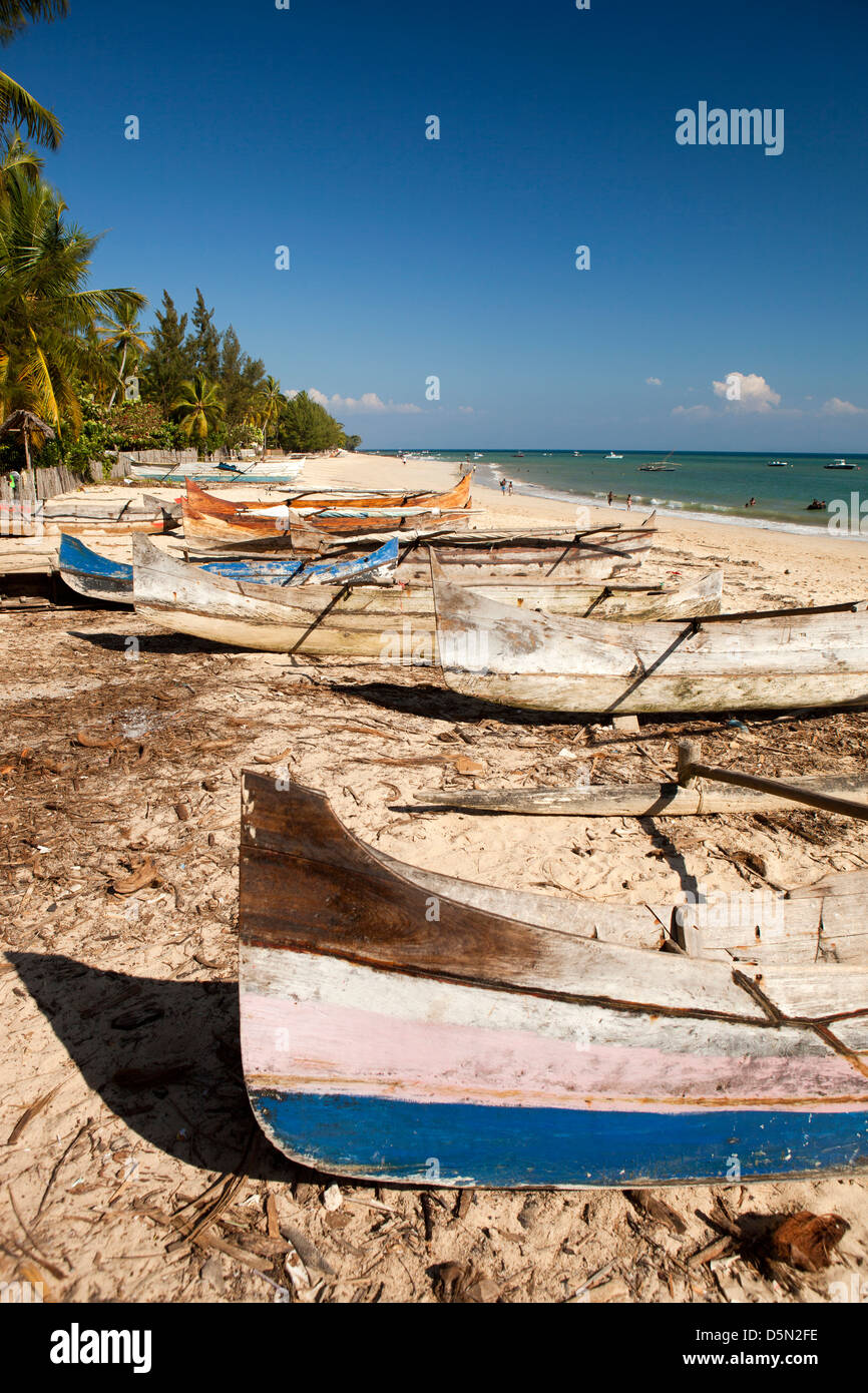 Madagaskar, Nosy Be, Ambatoloaka, hölzernen Einbaum Fischerbooten am Strand Stockfoto