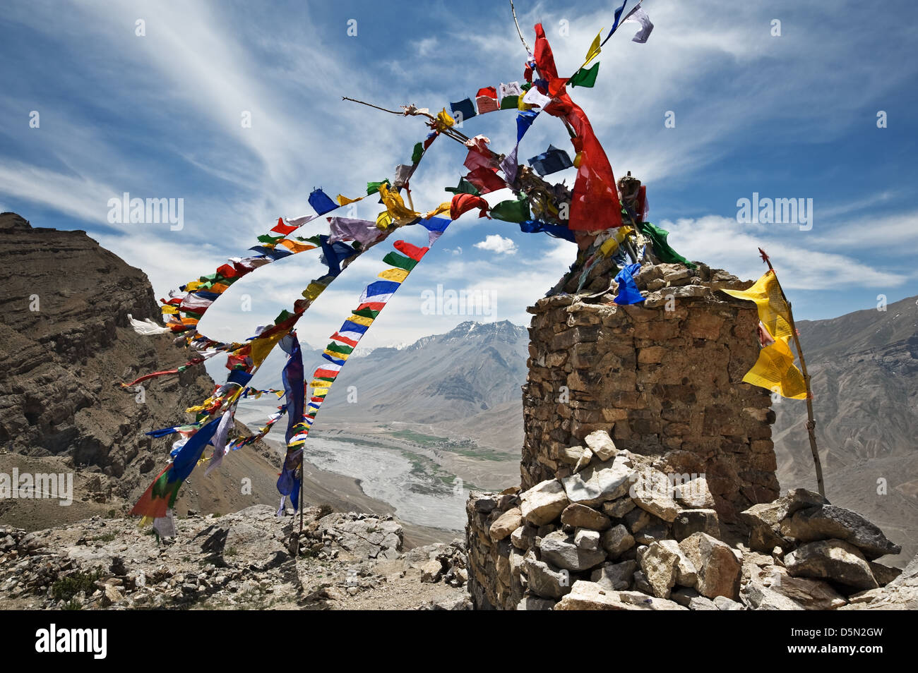 tibetische Flaggen mit Mantra auf Himmelshintergrund Stockfoto