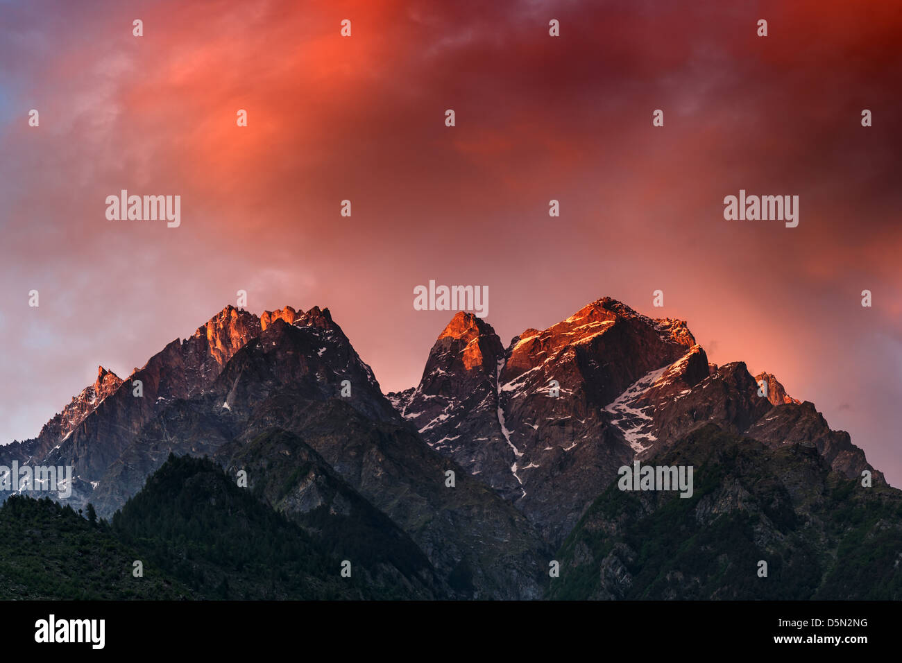 Rosa Schönheit Sonnenuntergang am Himalaya Gebirge Stockfoto