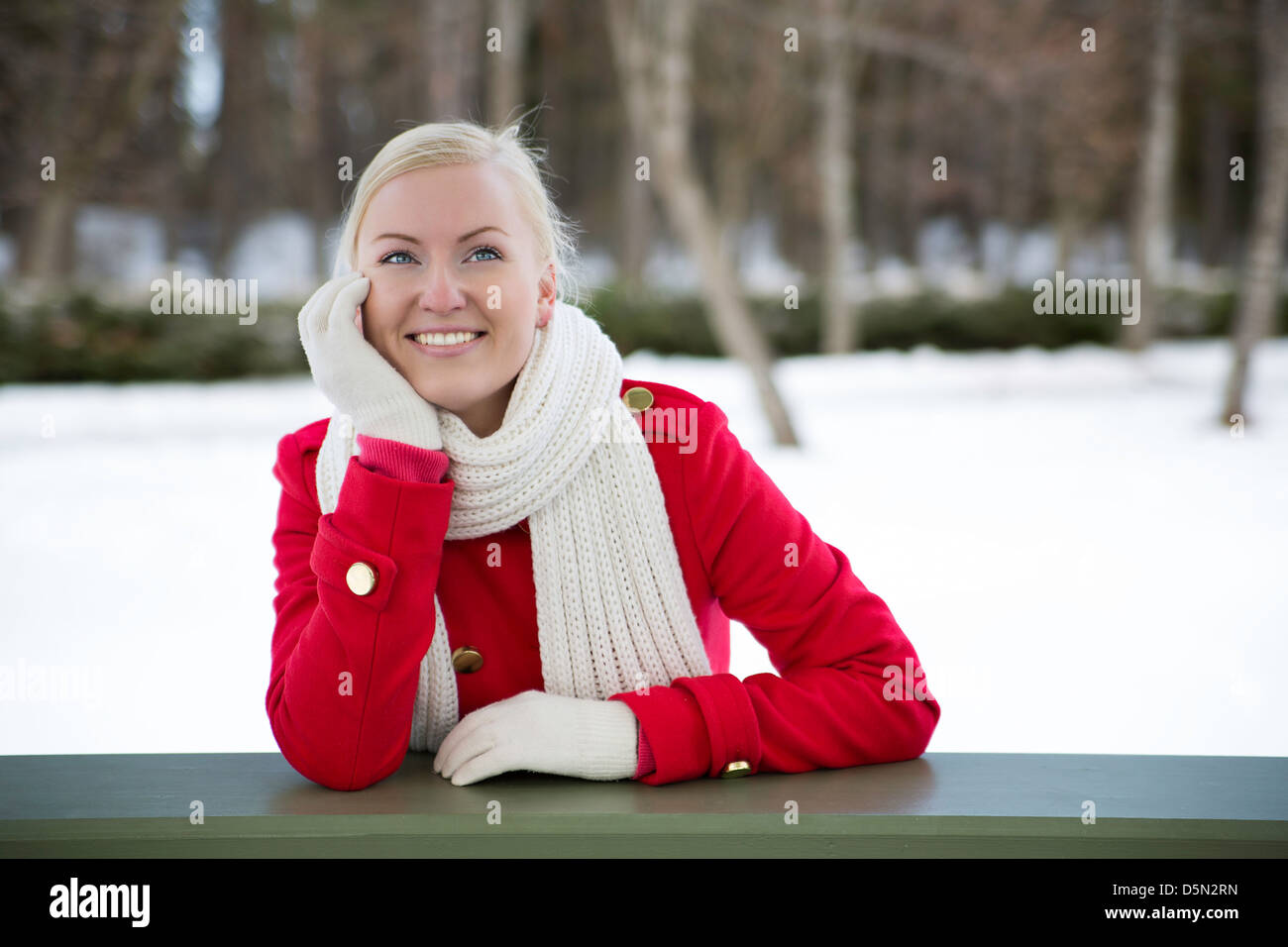 Frau verlässt sich am Rand der Terrasse haben glückliche Gedanken Stockfoto