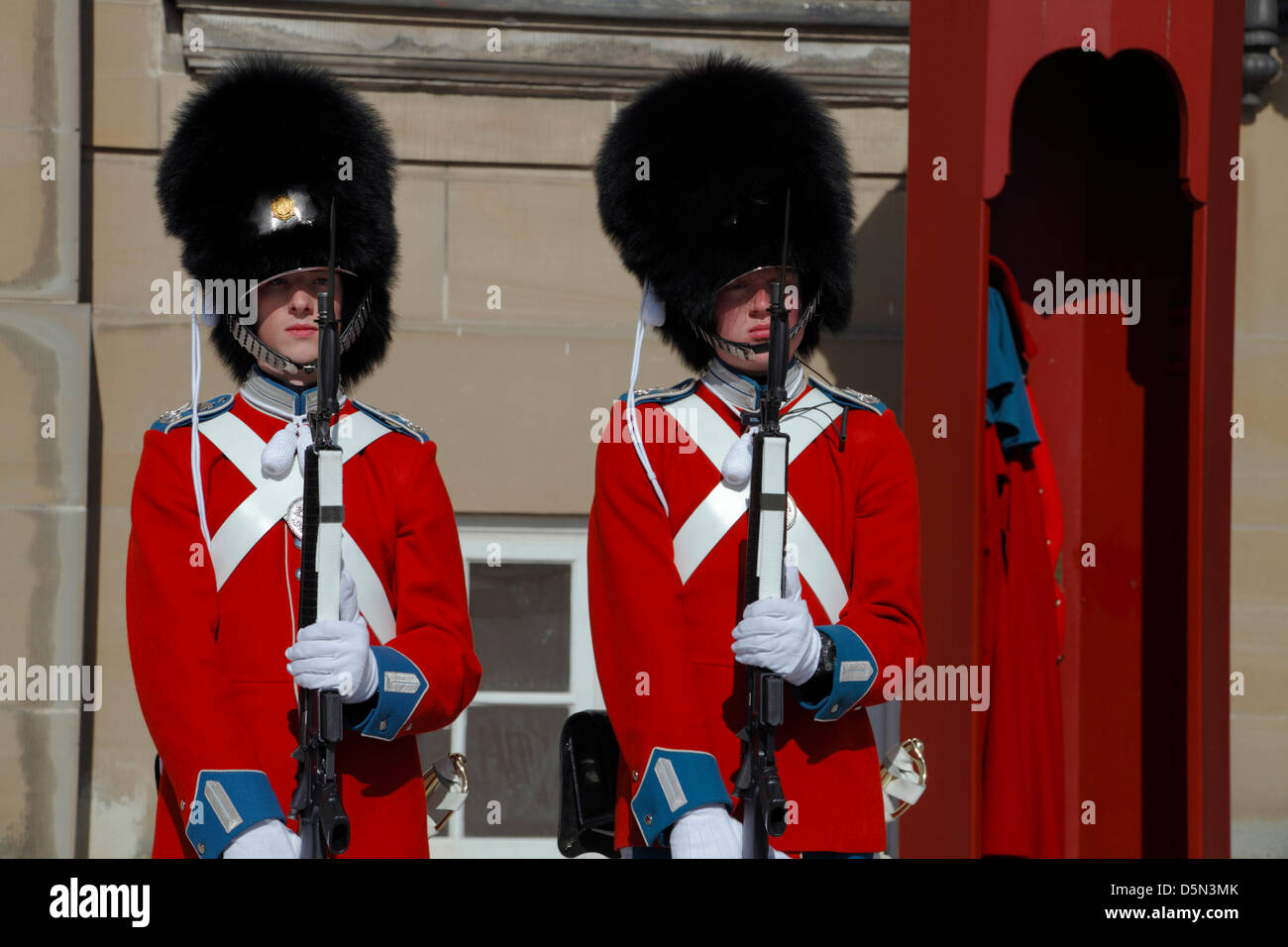 Kopenhagen, Dänemark. 4. April 2013. Royal Life Guards: Kadetten und Offizieren an der Royal Danish Naval Academy begleitet von den spielen und singen königliche dänische Marine Band-Parade "Flagge an Bord" durch Copenhagen.The, die Parade auf dem Schloss Amalienborg in Kopenhagen durch die königliche Leibgarde in Full Dress uniform begrüßt wird. Vielleicht besuchen mehr wegen eines laufenden Beamten des finnischen Präsidenten.  Bildnachweis: Niels Quist / Alamy Live News Stockfoto