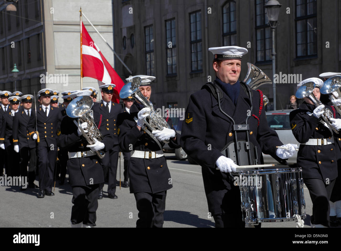 Kopenhagen, Dänemark. 4. April 2013. Das spielen und singen Royal Danish Navy Band begleitet die Kadetten an der Royal Danish Naval Academy auf ihre "Flagge an Bord"-Parade durch die Stadt um die Flagge an Bord der Schiffe der Marine Training zum Start der neuen Segelsaison parade. Stockfoto