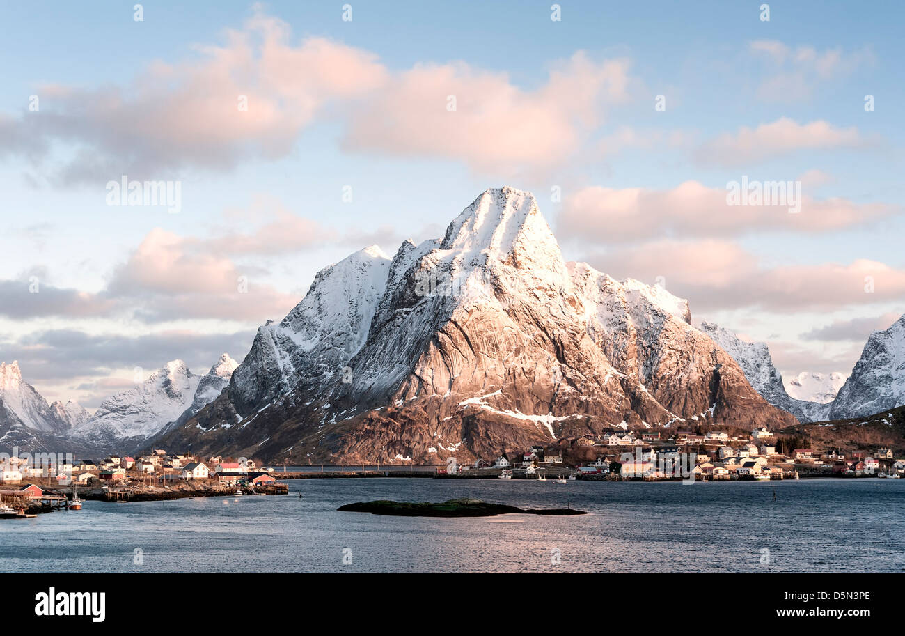 Blick nach Norden auf Reine Hafen in Richtung Olstind auf den Lofoten-Inseln Stockfoto