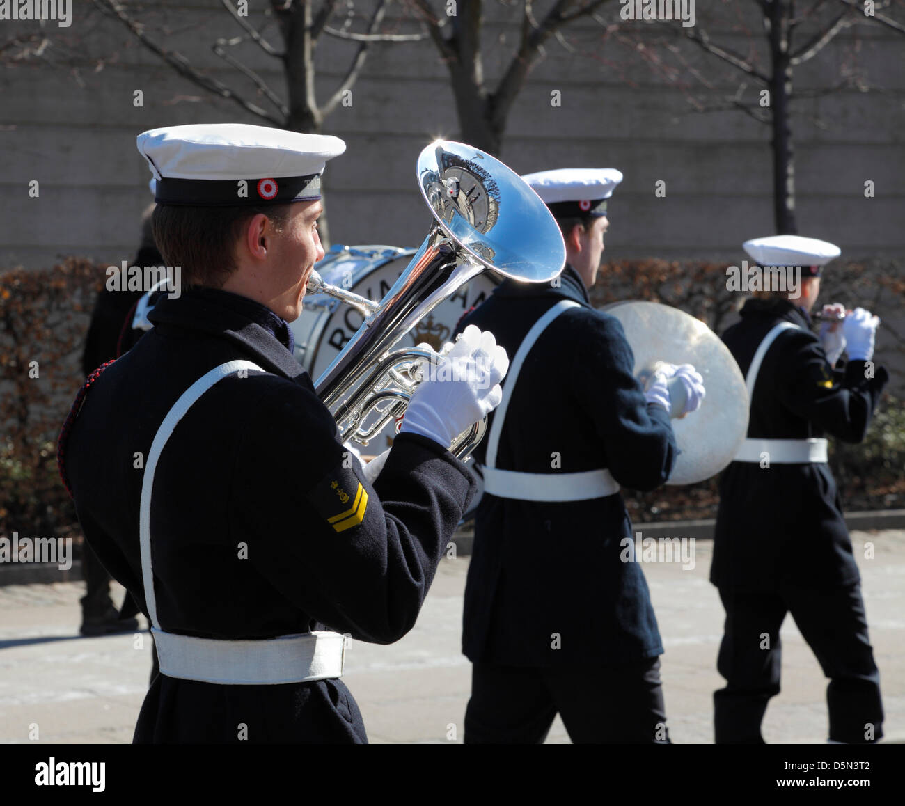 Kopenhagen, Dänemark. 4. April 2013. Das spielen und singen Royal Danish Navy Band begleitet die Kadetten von Royal Danish Naval Academy auf ihre traditionelle "Flagge an Bord" Parade durch Kopenhagen um den Beginn einer neuen Segelsaison. Bildnachweis: Niels Quist / Alamy Live News Stockfoto